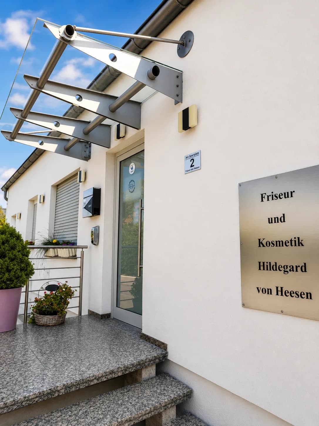 Friseur von Heesen – Eingang des Salons in Höxter-Stahle